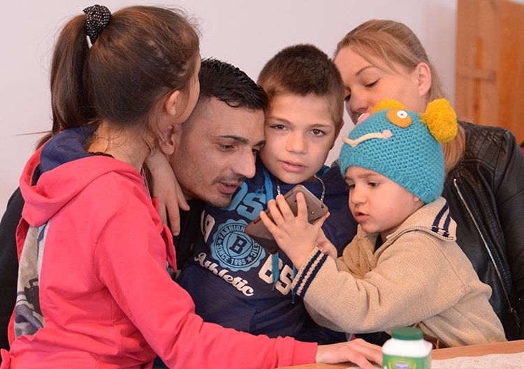 detinuti&familie-700x528